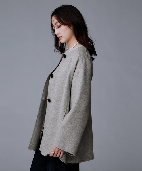 UNTITLED（アンタイトル）の「【ミディ丈/軽やか】セミラグランリバー コート（ノーカラーコート・レディース・ナチュラル/グレー/ブラウン系その他/サックスブルー/チャコールグレー・04/03/00/01/02/44/48）」の8枚目の写真