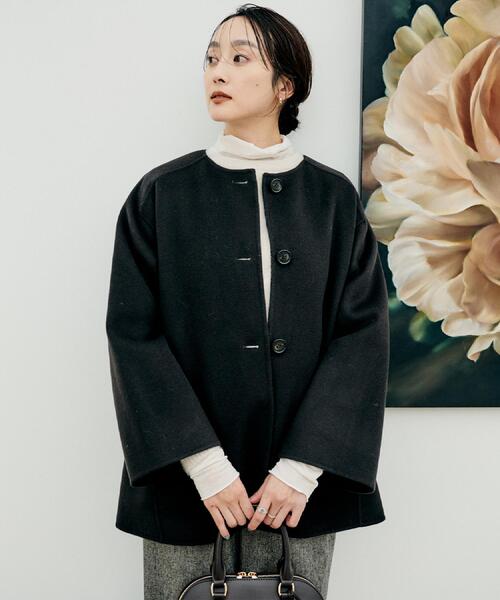 UNTITLED（アンタイトル）の「【ミディ丈/軽やか】セミラグランリバー コート（ノーカラーコート・レディース・ナチュラル/グレー/ブラウン系その他/サックスブルー/チャコールグレー・04/03/00/01/02/44/48）」の14枚目の写真