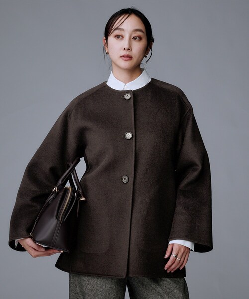 UNTITLED（アンタイトル）の「【ミディ丈/軽やか】セミラグランリバー コート（ノーカラーコート・レディース・ナチュラル/グレー/ブラウン系その他/サックスブルー/チャコールグレー・04/03/00/01/02/44/48）」の17枚目の写真