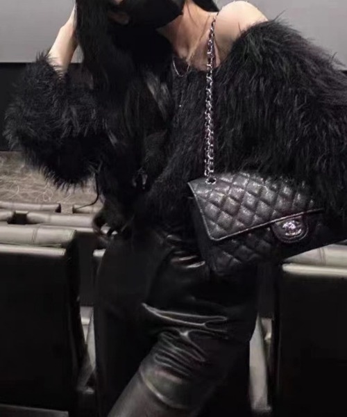 Ritzy(リッツィー)の「ショート丈 フェイクファー オフショルダー トップス(その他トップス・レディース・ブラック/ベージュ/モカ/パープル・FREE)」の5枚目の写真