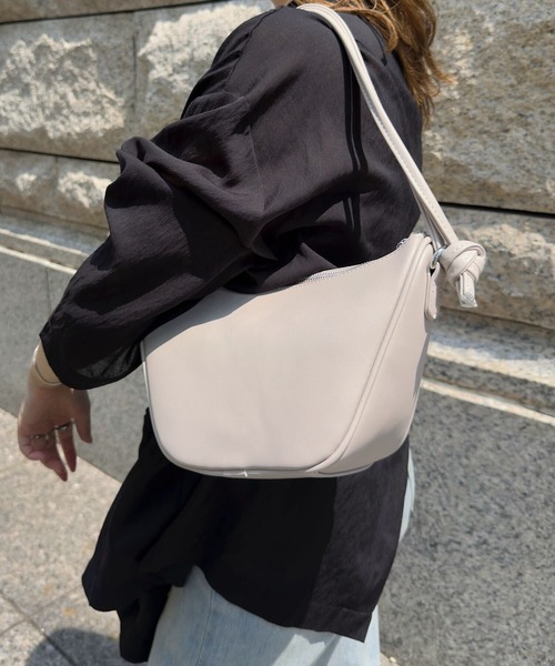 KOBE LETTUCE(コウベレタス)の「ダブルハンドルショルダーバッグ(ショルダーバッグ・レディース・ライトベージュ/ブラック/ブラウン/レッド/グレー・F)」の4枚目の写真