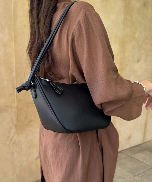 KOBE LETTUCE(コウベレタス)の「ダブルハンドルショルダーバッグ(ショルダーバッグ・レディース・ライトベージュ/ブラック/ブラウン/レッド/グレー・F)」の2枚目の写真