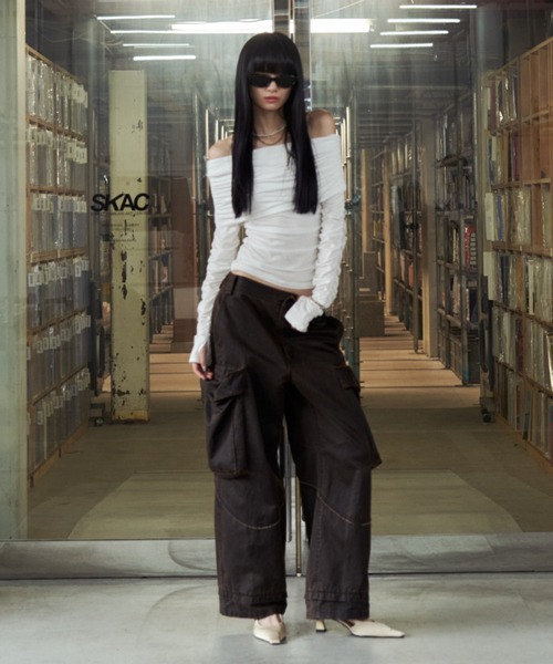 JOSE MOON（ジョゼムーン）の「GATHER OFFSHOULDER LONG TOPS/ギャザーオフショルダーロングトップス（Tシャツ/カットソー・レディース・ホワイト/ブラウン/ブラック/グレー・FREE）」の8枚目の写真