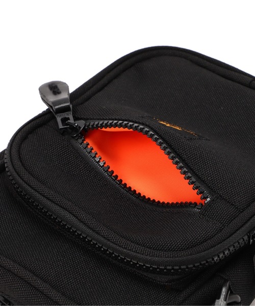 Alpha Industries（アルファインダストリーズ）の「Alpha Industries/アルファインダストリーズ/Label Messenger Bag S/ラベル メッセンジャー バッグ（ショルダーバッグ・メンズ・その他2/ブラック・F）」の4枚目の写真