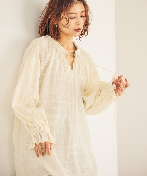 studio CLIP（スタディオクリップ）の「ダブルフロントシャーリングボーダーチュニックブラウス（シャツ/ブラウス・レディース・ベージュ/スモーク/オフホワイト・FREE）」の6枚目の写真