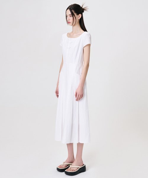 ETMON(エトモン)の「Linen Pleats Dress, White(ワンピース・レディース・その他・SMALL/MEDIUM)」の5枚目の写真