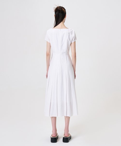 ETMON(エトモン)の「Linen Pleats Dress, White(ワンピース・レディース・その他・SMALL/MEDIUM)」の6枚目の写真