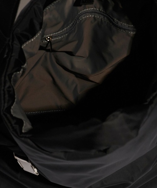 OUTDOOR PRODUCTS(アウトドアプロダクツ)の「OUTDOOR PRODUCTS 2way Belt Tote / BR-OUT-25AW01 (トートバッグ・レディース・チャコール/ブラウン・FREE)」の6枚目の写真