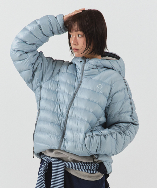 PARAKEET(パラキート)の「スウォールロゴフレキシライトダウン(グロッシーブルー)(ダウンジャケット/コート・レディース・スカイブルー・SMALL/MEDIUM/LARGE)」の1枚目の写真