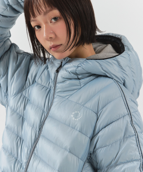 PARAKEET(パラキート)の「スウォールロゴフレキシライトダウン(グロッシーブルー)(ダウンジャケット/コート・レディース・スカイブルー・SMALL/MEDIUM/LARGE)」の3枚目の写真