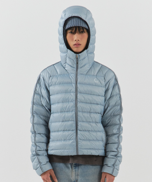 PARAKEET(パラキート)の「スウォールロゴフレキシライトダウン(グロッシーブルー)(ダウンジャケット/コート・レディース・スカイブルー・SMALL/MEDIUM/LARGE)」の4枚目の写真