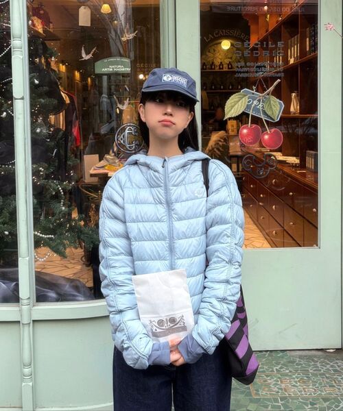 PARAKEET(パラキート)の「スウォールロゴフレキシライトダウン(グロッシーブルー)(ダウンジャケット/コート・レディース・スカイブルー・SMALL/MEDIUM/LARGE)」の8枚目の写真