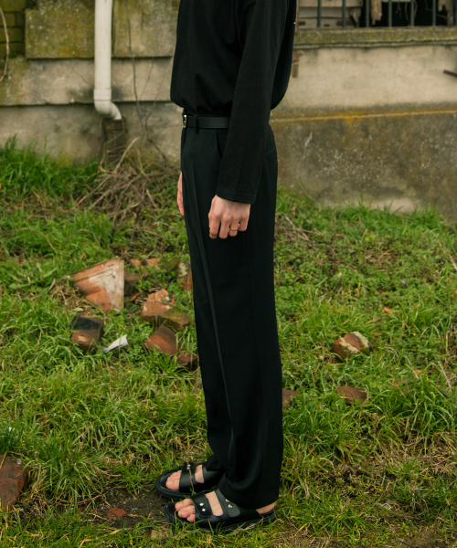261EUI（261イーユーアイ）の「LINE SLACKS BLACK（スラックス・メンズ・その他・1/2）」の2枚目の写真