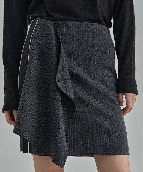 MOIREMOA(モアレモア)の「mono nylon wrap skirt - black(スカート・レディース・ブラック・SMALL/MEDIUM)」の5枚目の写真
