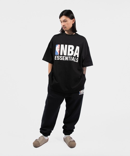 FOG ESSENTIALS(エフオージーエッセンシャルズ)の「ESSENTIALS NBA 90S FIT TEE エッセンシャルズ(Tシャツ/カットソー・メンズ・ブラック・X-SMALL/SMALL/MEDIUM/LARGE/X-LARGE)」の4枚目の写真
