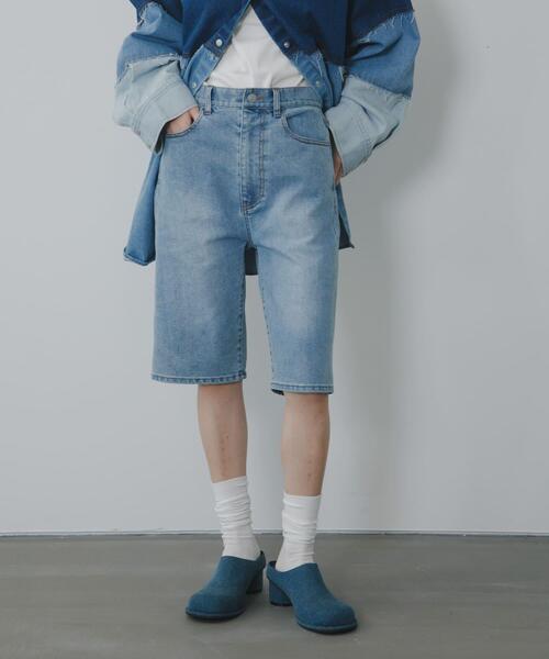 KBF（ケイビーエフ）の「『2サイズ展開』スリムハーフデニム（その他パンツ・レディース・ブラック/ライトブルー・36/38）」の2枚目の写真