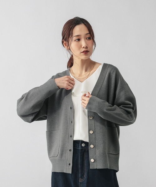 GLOBAL WORK（グローバルワーク）の「スウェットライクVネックカーディガン/601629（カーディガン/ボレロ・レディース・グレイッシュベージュ/ライトブルー/ペールイエロー/ラベンダー/ブラック/ライトグリーン/ライトブラウン/グレー・MEDIUM/LARGE）」の3枚目の写真