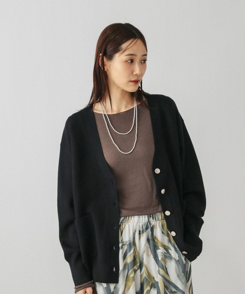 GLOBAL WORK（グローバルワーク）の「スウェットライクVネックカーディガン/601629（カーディガン/ボレロ・レディース・グレイッシュベージュ/ライトブルー/ペールイエロー/ラベンダー/ブラック/ライトグリーン/ライトブラウン/グレー・MEDIUM/LARGE）」の2枚目の写真