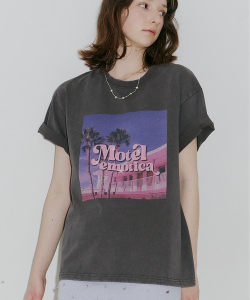 J1U by LA BELLE ETUDE(ジユウバイラベルエチュード)の「Emotica Tee(Tシャツ/カットソー・レディース・チャコールグレー・0/1)」の1枚目の写真