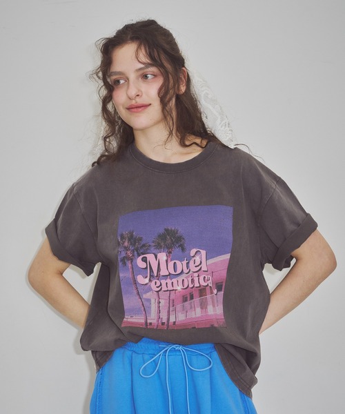 J1U by LA BELLE ETUDE(ジユウバイラベルエチュード)の「Emotica Tee(Tシャツ/カットソー・レディース・チャコールグレー・0/1)」の2枚目の写真