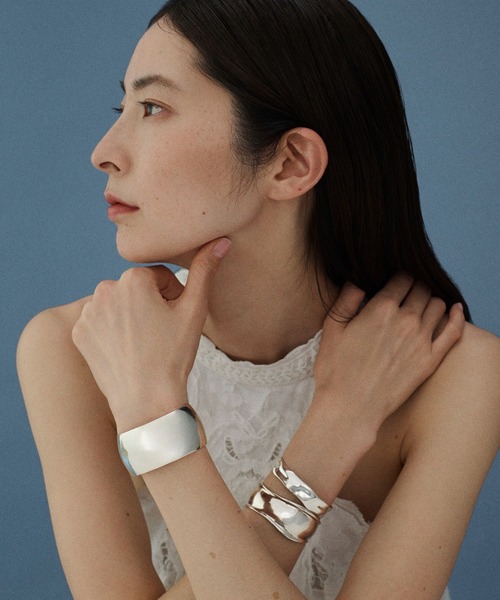 Curensology（カレンソロジー）の「Curensology(カレンソロジー)/＜ＣＳＧ＞シルバーワイドバングル（バングル/リストバンド・レディース・シルバー・FREE）」の2枚目の写真