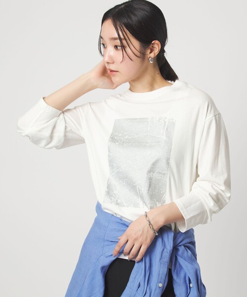 green label relaxing(グリーンレーベルリラクシング)の「【WEB限定】<at ease>メタリックプリント ロングスリーブ カットソー(Tシャツ/カットソー・レディース・ホワイト/ダークグレー・FREE)」の3枚目の写真