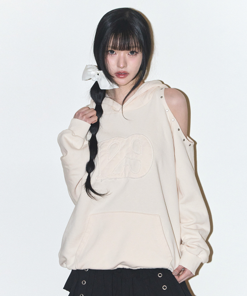 ILLIGO(イリゴ)の「129 カットアウトオーバーサイズフードパーカークリーム(パーカー・レディース・その他・SMALL/MEDIUM)」の5枚目の写真