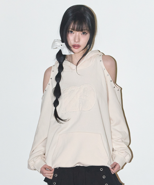 ILLIGO(イリゴ)の「129 カットアウトオーバーサイズフードパーカークリーム(パーカー・レディース・その他・SMALL/MEDIUM)」の4枚目の写真