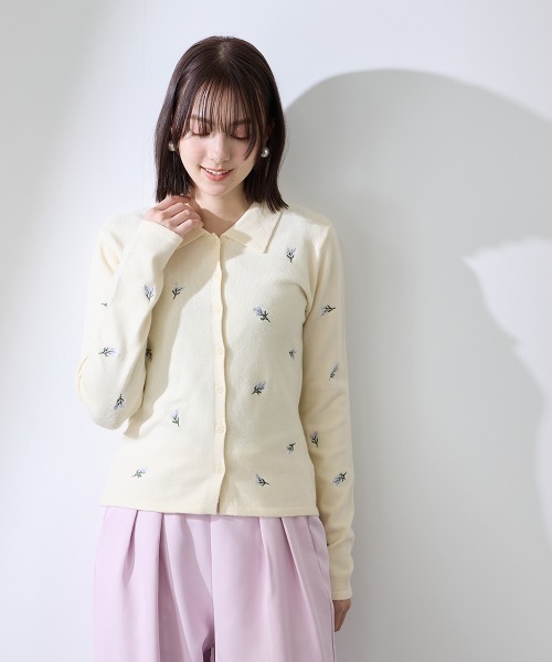 QUEENS COURT(クイーンズコート)の「フラワー刺繍ポロニットトップス≪手洗い可能≫(ニット/セーター・レディース・オフホワイト/ブラック・M)」の1枚目の写真