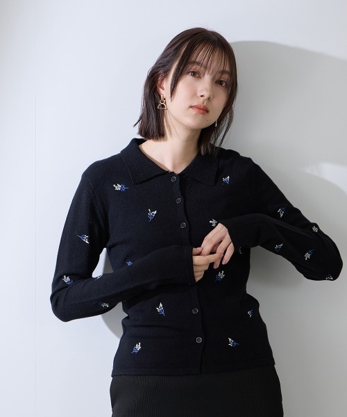 QUEENS COURT(クイーンズコート)の「フラワー刺繍ポロニットトップス≪手洗い可能≫(ニット/セーター・レディース・オフホワイト/ブラック・M)」の2枚目の写真
