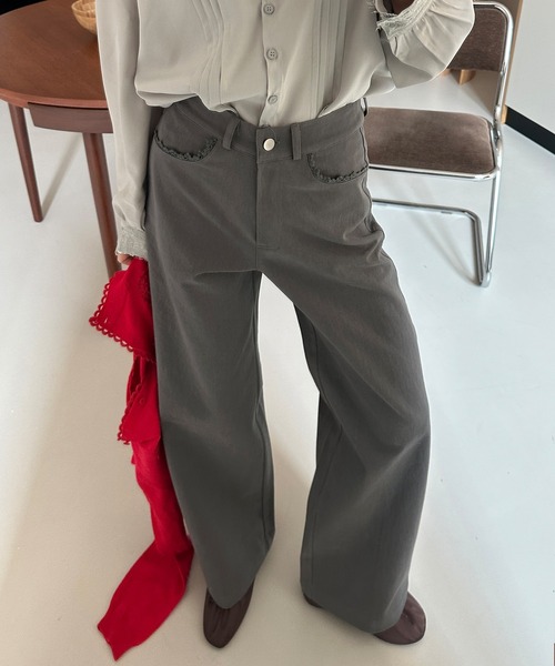 UNE MANSION（ユヌマンション）の「【2026SS新作アイテム】 【UNE ORIGINAL】バックポケットレース刺繍ワイドデニムパンツ（その他パンツ・レディース・チャコールグレー/アイボリー・SMALL/MEDIUM）」の2枚目の写真