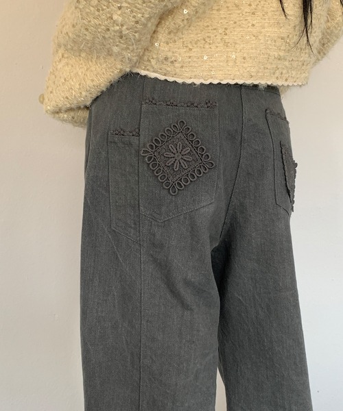 UNE MANSION（ユヌマンション）の「【2026SS新作アイテム】 【UNE ORIGINAL】バックポケットレース刺繍ワイドデニムパンツ（その他パンツ・レディース・チャコールグレー/アイボリー・SMALL/MEDIUM）」の3枚目の写真
