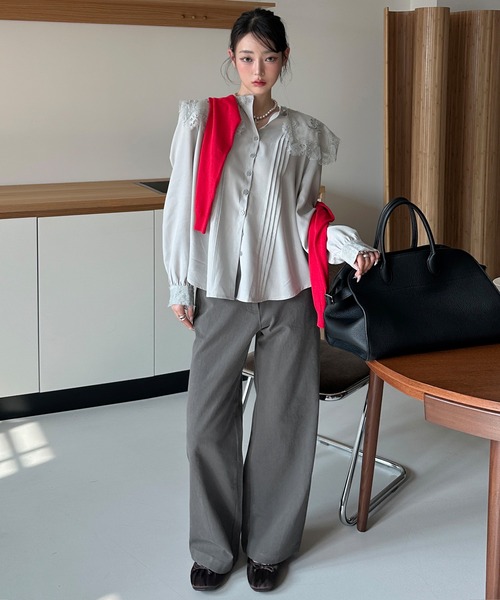 UNE MANSION（ユヌマンション）の「【2026SS新作アイテム】 【UNE ORIGINAL】バックポケットレース刺繍ワイドデニムパンツ（その他パンツ・レディース・チャコールグレー/アイボリー・SMALL/MEDIUM）」の4枚目の写真