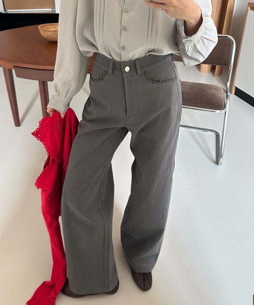 UNE MANSION（ユヌマンション）の「【2026SS新作アイテム】 【UNE ORIGINAL】バックポケットレース刺繍ワイドデニムパンツ（その他パンツ・レディース・チャコールグレー/アイボリー・SMALL/MEDIUM）」の5枚目の写真