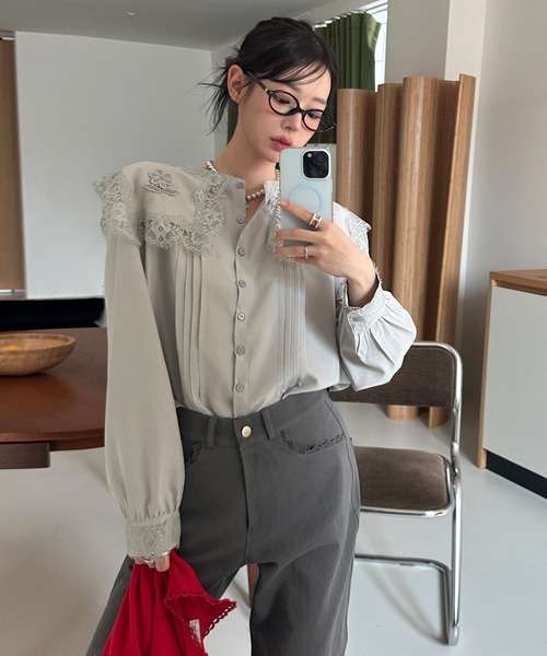 UNE MANSION（ユヌマンション）の「【2026SS新作アイテム】 【UNE ORIGINAL】バックポケットレース刺繍ワイドデニムパンツ（その他パンツ・レディース・チャコールグレー/アイボリー・SMALL/MEDIUM）」の6枚目の写真