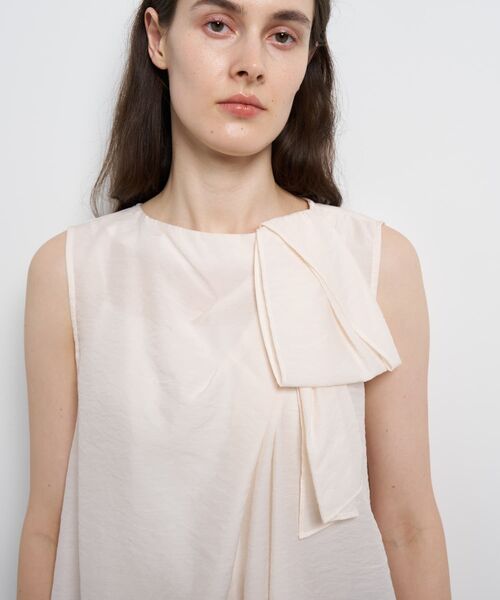 LANVIN en Bleu(ランバンオンブルー)の「シアータンブラータックリボンブラウス(シャツ/ブラウス・レディース・ブラック/ライトベージュ・38)」の9枚目の写真