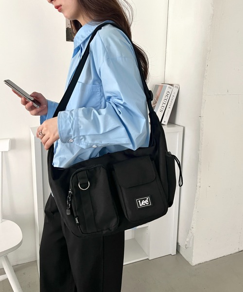 Lee(リー)の「Lee/ラバーロゴ 2アウトポケットショルダーバッグ/撥水ポリシリーズ/ユニセックス(ショルダーバッグ・レディース・カーキ/ライトベージュ/ブラック・FREE)」の6枚目の写真