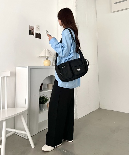 Lee(リー)の「Lee/ラバーロゴ 2アウトポケットショルダーバッグ/撥水ポリシリーズ/ユニセックス(ショルダーバッグ・レディース・カーキ/ライトベージュ/ブラック・FREE)」の12枚目の写真