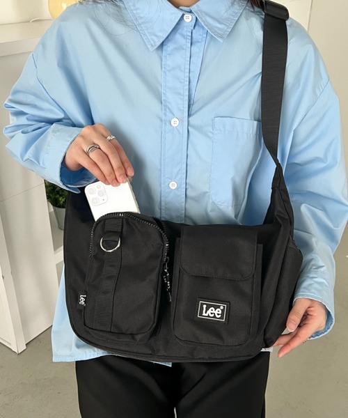 Lee(リー)の「Lee/ラバーロゴ 2アウトポケットショルダーバッグ/撥水ポリシリーズ/ユニセックス(ショルダーバッグ・レディース・カーキ/ライトベージュ/ブラック・FREE)」の8枚目の写真