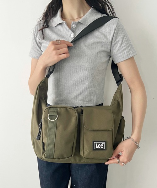 Lee(リー)の「Lee/ラバーロゴ 2アウトポケットショルダーバッグ/撥水ポリシリーズ/ユニセックス(ショルダーバッグ・レディース・カーキ/ライトベージュ/ブラック・FREE)」の22枚目の写真