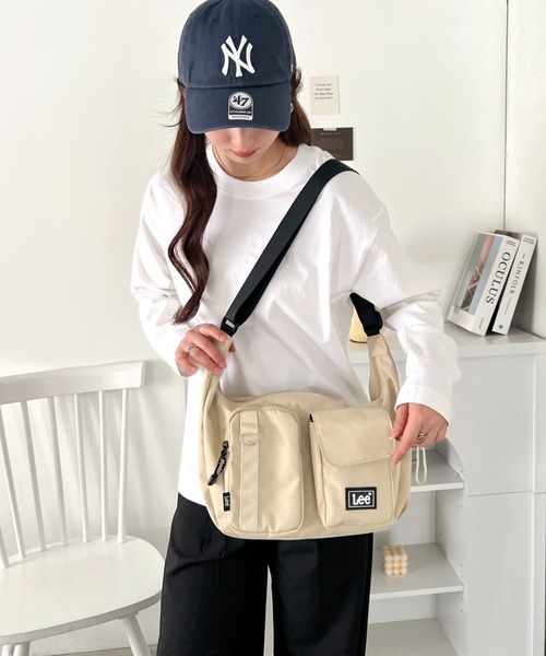 Lee(リー)の「Lee/ラバーロゴ 2アウトポケットショルダーバッグ/撥水ポリシリーズ/ユニセックス(ショルダーバッグ・レディース・カーキ/ライトベージュ/ブラック・FREE)」の18枚目の写真