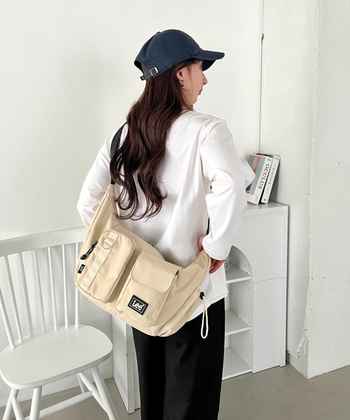 Lee(リー)の「Lee/ラバーロゴ 2アウトポケットショルダーバッグ/撥水ポリシリーズ/ユニセックス(ショルダーバッグ・レディース・カーキ/ライトベージュ/ブラック・FREE)」の17枚目の写真
