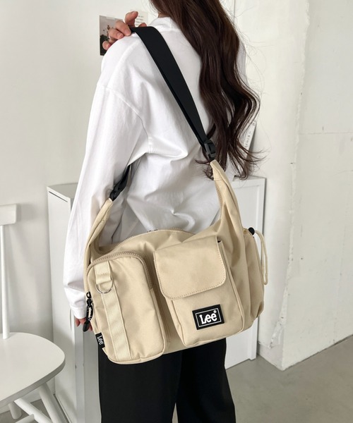 Lee(リー)の「Lee/ラバーロゴ 2アウトポケットショルダーバッグ/撥水ポリシリーズ/ユニセックス(ショルダーバッグ・レディース・カーキ/ライトベージュ/ブラック・FREE)」の16枚目の写真