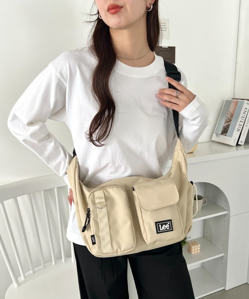 Lee(リー)の「Lee/ラバーロゴ 2アウトポケットショルダーバッグ/撥水ポリシリーズ/ユニセックス(ショルダーバッグ・レディース・カーキ/ライトベージュ/ブラック・FREE)」の15枚目の写真