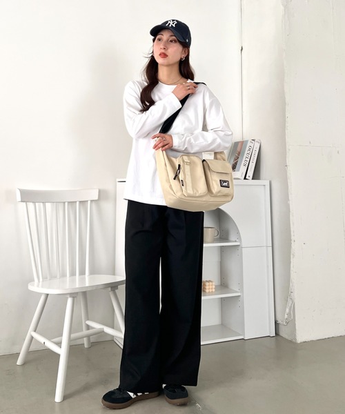 Lee(リー)の「Lee/ラバーロゴ 2アウトポケットショルダーバッグ/撥水ポリシリーズ/ユニセックス(ショルダーバッグ・レディース・カーキ/ライトベージュ/ブラック・FREE)」の20枚目の写真
