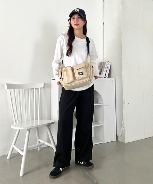 Lee(リー)の「Lee/ラバーロゴ 2アウトポケットショルダーバッグ/撥水ポリシリーズ/ユニセックス(ショルダーバッグ・レディース・カーキ/ライトベージュ/ブラック・FREE)」の21枚目の写真
