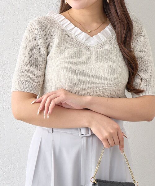 La boutique BonBon（ラブティックボンボン）の「【大人っぽ映え】ペーパーヤーンフリルVネックニット（ニット/セーター・レディース・グレイッシュベージュ/バイオレット/ライトベージュ・FREE）」の2枚目の写真