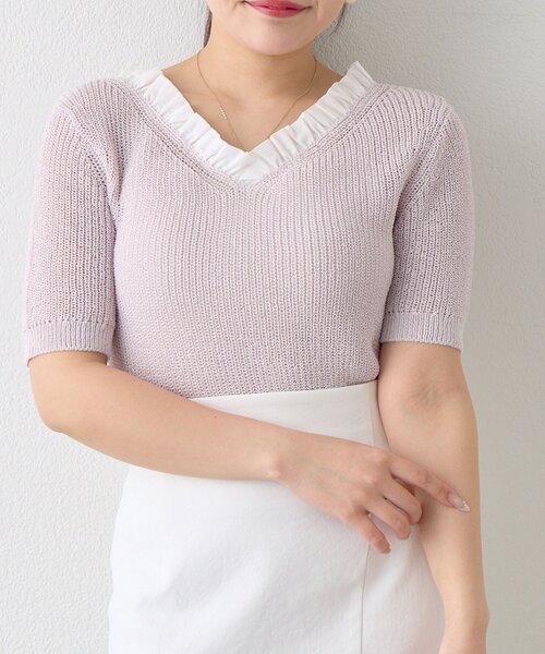 La boutique BonBon（ラブティックボンボン）の「【大人っぽ映え】ペーパーヤーンフリルVネックニット（ニット/セーター・レディース・グレイッシュベージュ/バイオレット/ライトベージュ・FREE）」の6枚目の写真