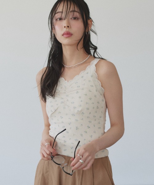 TREOVER(トレオーバー)の「小花柄×レースの大人ガーリーキャミソール(キャミソール・レディース・オフホワイト/アイボリー・FREE)」の2枚目の写真