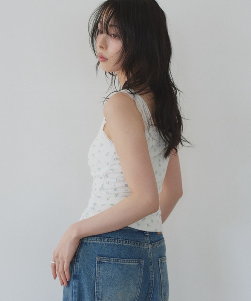 TREOVER(トレオーバー)の「小花柄×レースの大人ガーリーキャミソール(キャミソール・レディース・オフホワイト/アイボリー・FREE)」の4枚目の写真